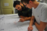 Ein dualer Student bespricht mit einem Kollegen einen Bauplan