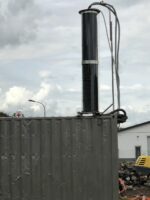 Die Energiesäule steht auf einem Container